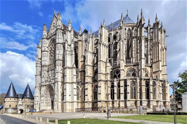 La cathédrale Saint-Pierre d’Amiens ne possède pour toute cathédrale qu’un chœur et son transept. Un chœur pour la plus téméraire des cathédrales, d’une audace exceptionnelle, le plus haut, le plus grand, le plus prestigieux du monde gothique. Sa voûte mesure près de 48 mètres de haut, une hauteur telle qu’il fallut doubler les piliers.